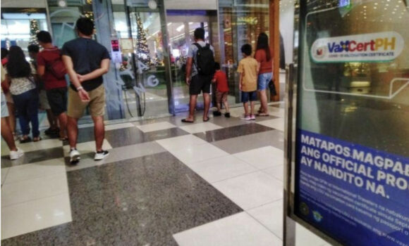 セブ市警は、１２歳以下の子供のショッピングモールへの入場を取り締まる